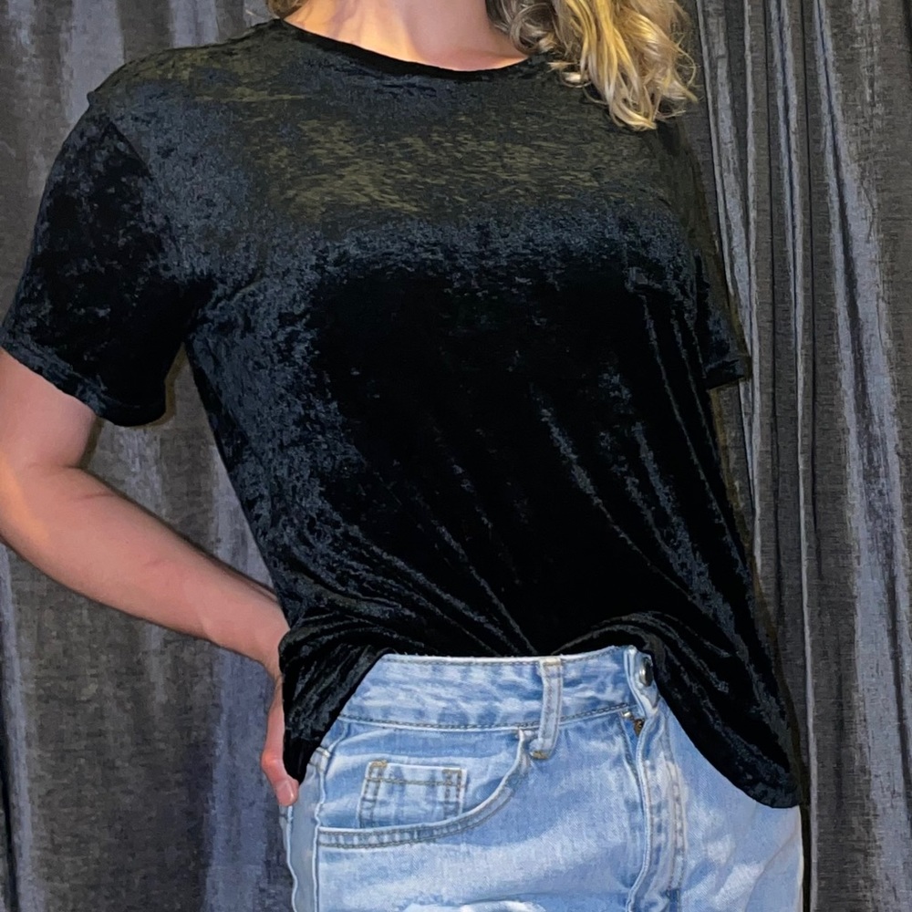 Black velvet T-shirt with pocket